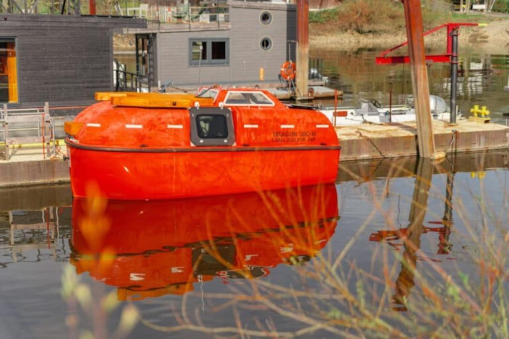 Ausgebautes Freifallrettungsboot Knutschkugel Hotel Hamburg Exterior photo